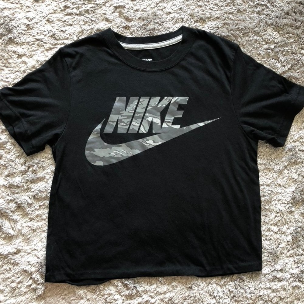 NIKE Women's Black Slim Fit Crop Top